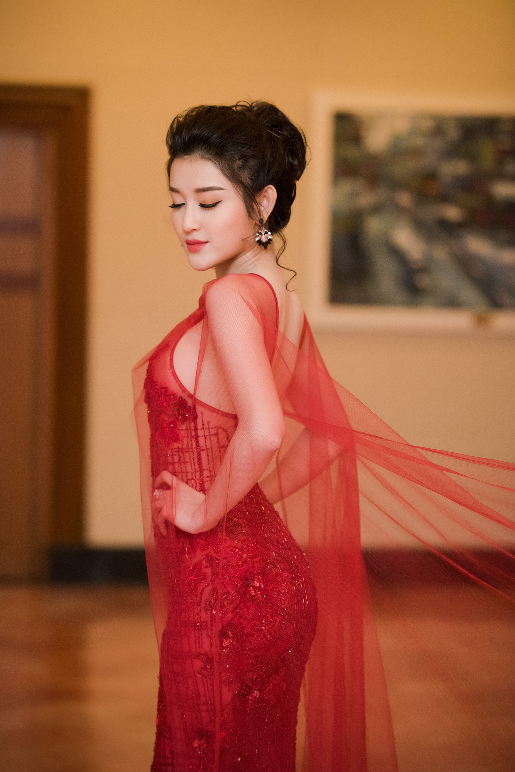 &Aacute; hậu Huyền My đẹp như nữ thần với v&aacute;y xuy&ecirc;n thấu
