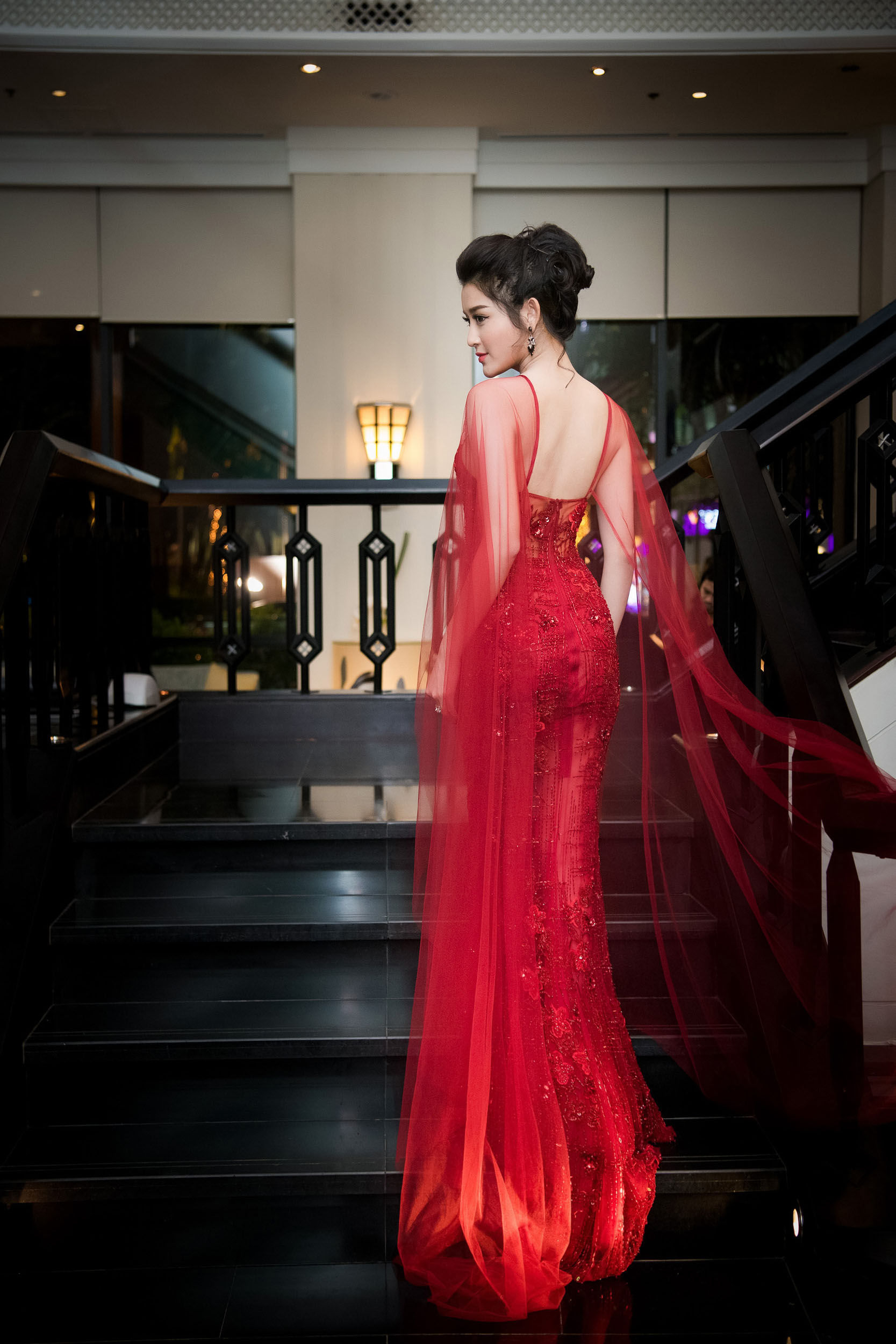 &Aacute; hậu Huyền My đẹp như nữ thần với v&aacute;y xuy&ecirc;n thấu