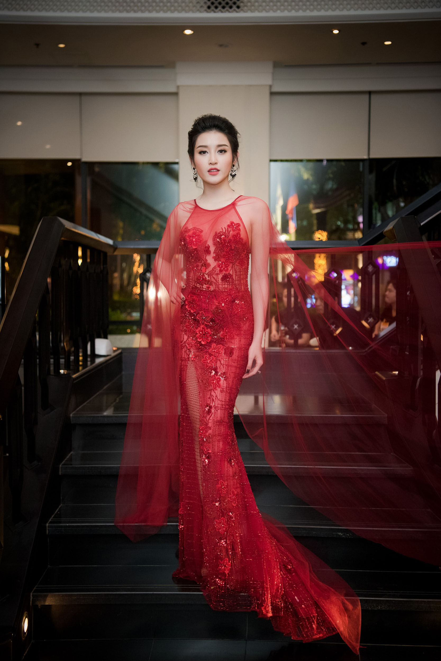 &Aacute; hậu Huyền My đẹp như nữ thần với v&aacute;y xuy&ecirc;n thấu