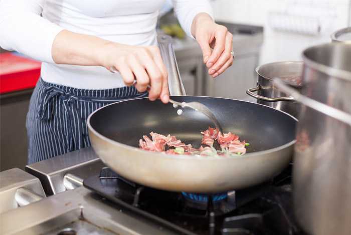 Những sai lầm &lsquo;chết người&rsquo; cần tr&aacute;nh khi d&ugrave;ng chảo chống d&iacute;nh