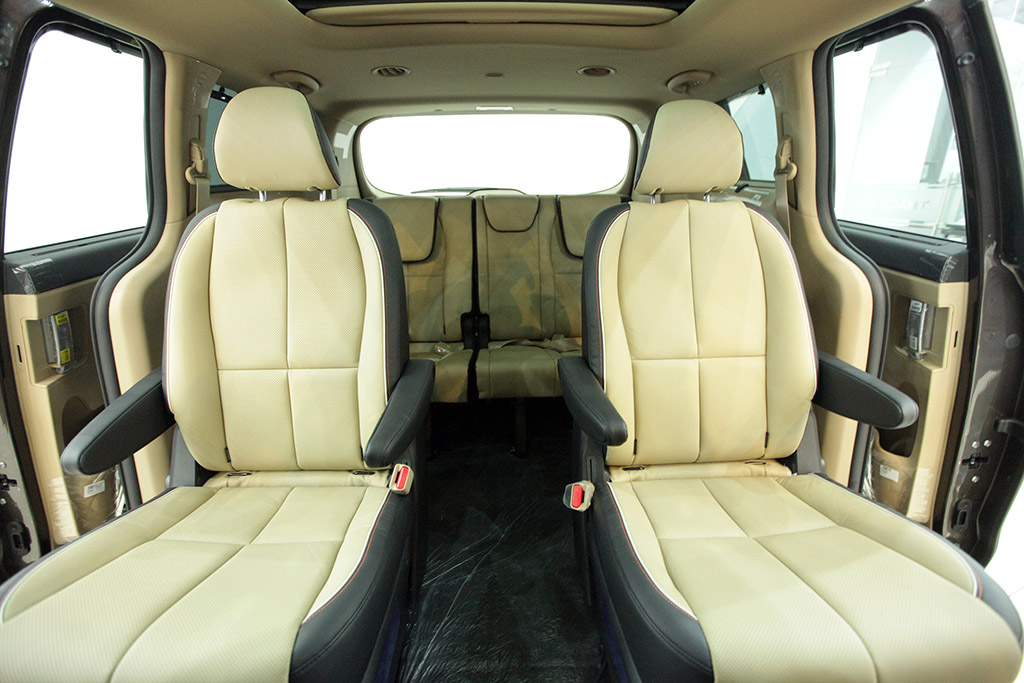 Cận cảnh chiếc xe Kia Sedona 2016 đang được giảm gi&aacute; cả trăm triệu đồng