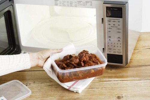 Những th&oacute;i quen cần loại bỏ ngay khi d&ugrave;ng l&ograve; vi s&oacute;ng