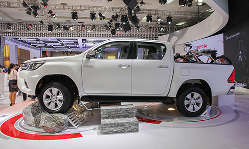 Toyota Hilux 2016 vừa chốt gi&aacute; 697 triệu c&oacute; g&igrave; đặc biệt?
