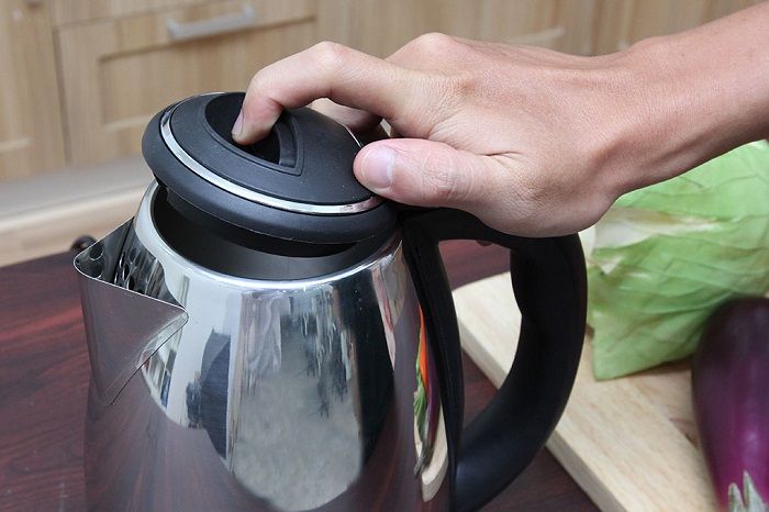 Những th&oacute;i quen nguy hiểm &lsquo;chết người&rsquo; khi d&ugrave;ng ấm si&ecirc;u tốc