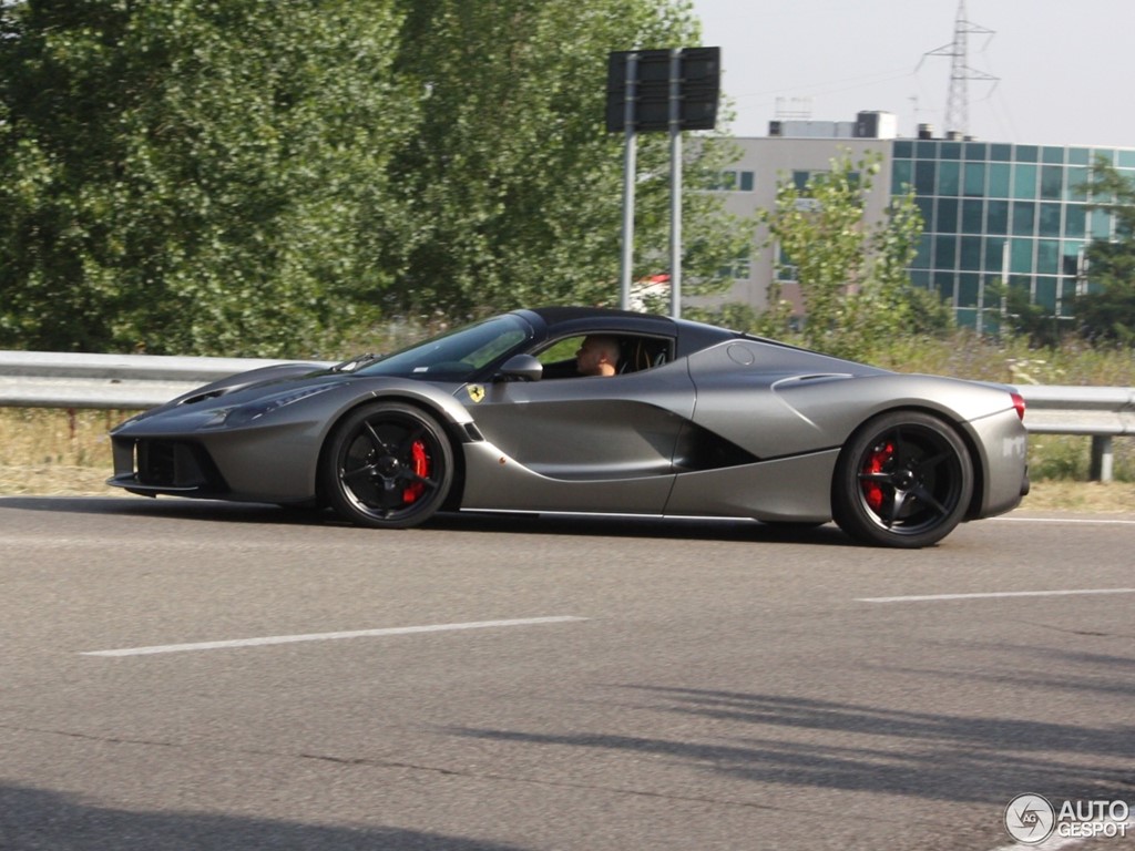 Ferrari LaFerrari Aperta chiếc xe đắt thứ hai thế giới c&oacute; g&igrave; hay