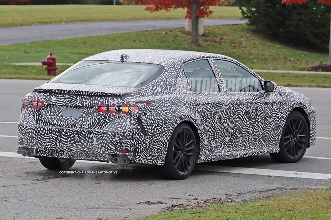 Toyota Camry 2018 bất ngờ lộ diện