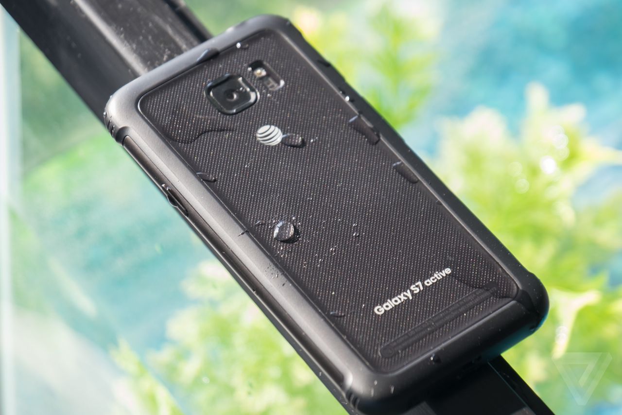 Smartphone si&ecirc;u bền đ&aacute;ng mua nhất hiện nay