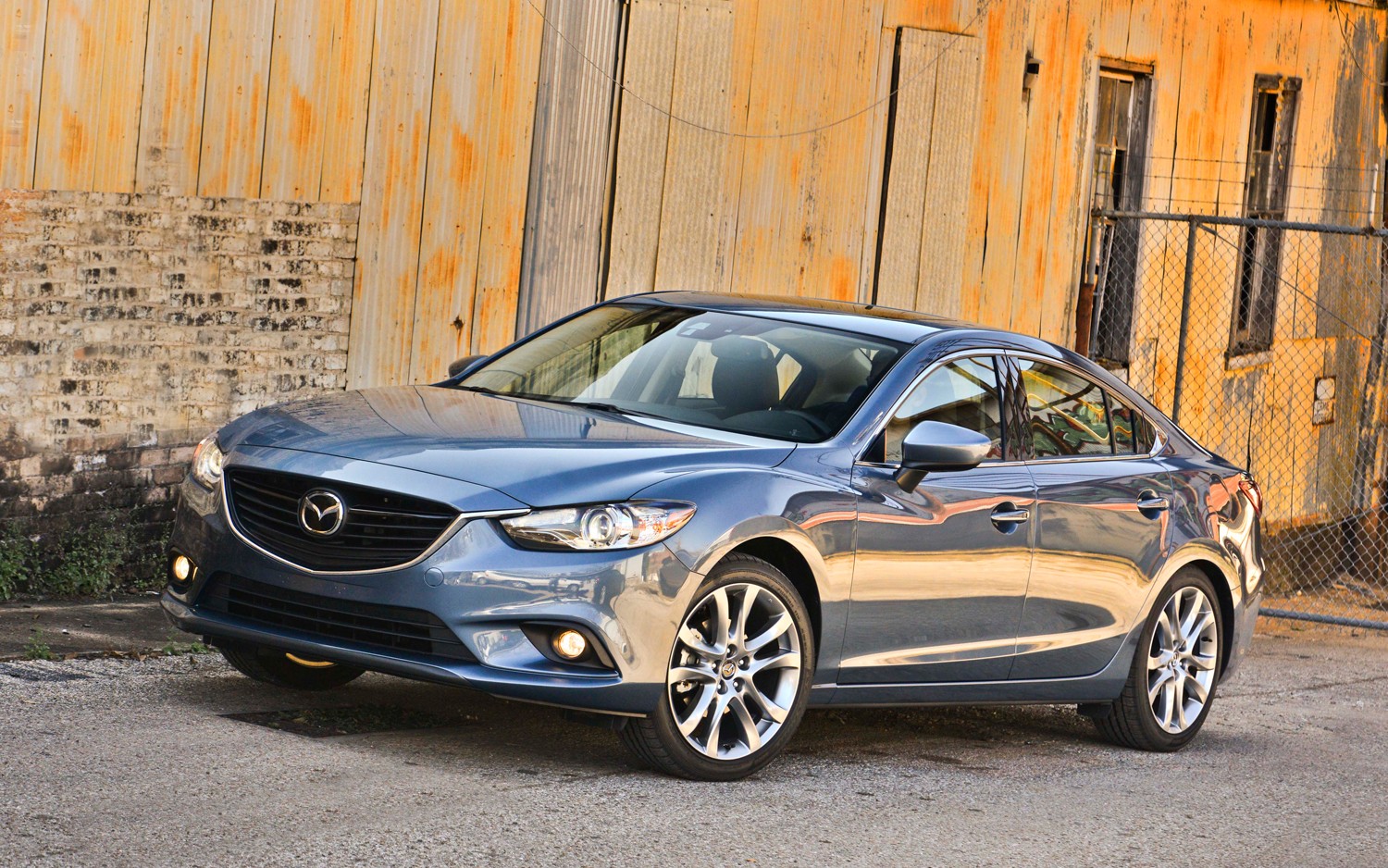 Mazda 6 gi&aacute; chỉ 829 triệu tại thị trường Việt
