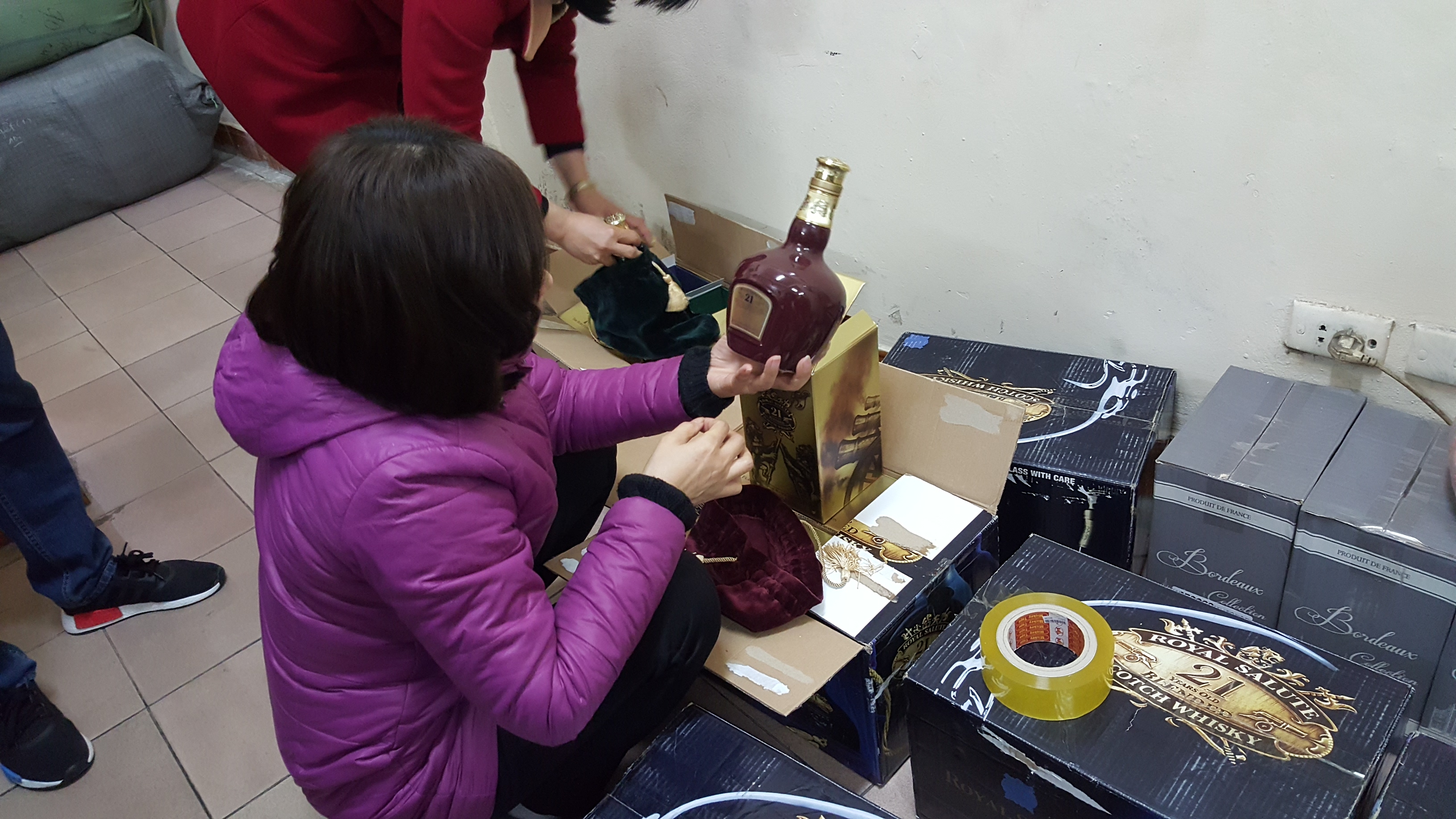 C&aacute;ch ph&acirc;n biệt rượu ngoại thật v&agrave; rượu ngoại giả đơn giản nhất
