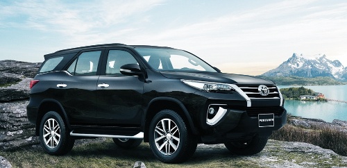 Toyota Fortuner 2017 vừa chốt gi&aacute; 981 triệu c&oacute; n&ecirc;n mua?