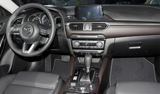 Kh&ocirc;ng gian nội thất của Mazda6 2017 được bọc gia cao cấp