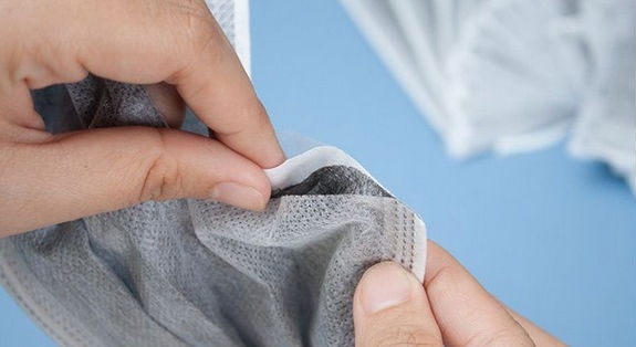 C&aacute;ch ph&acirc;n biệt khẩu trang y tế thật v&agrave; giả bằng nước