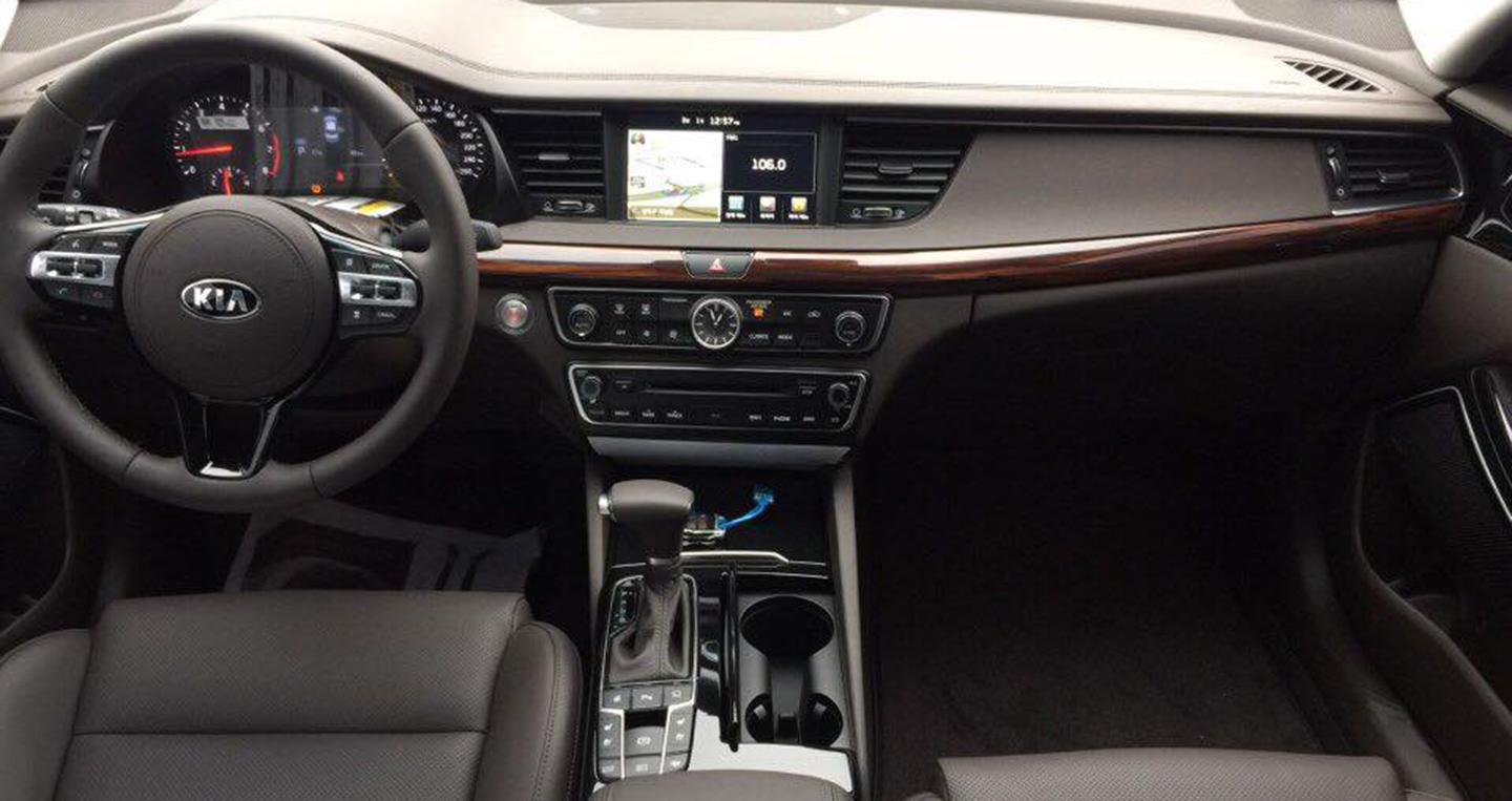 Kia K7 2017 gi&aacute; 1,8 tỷ đồng về Việt Nam c&oacute; g&igrave; hay