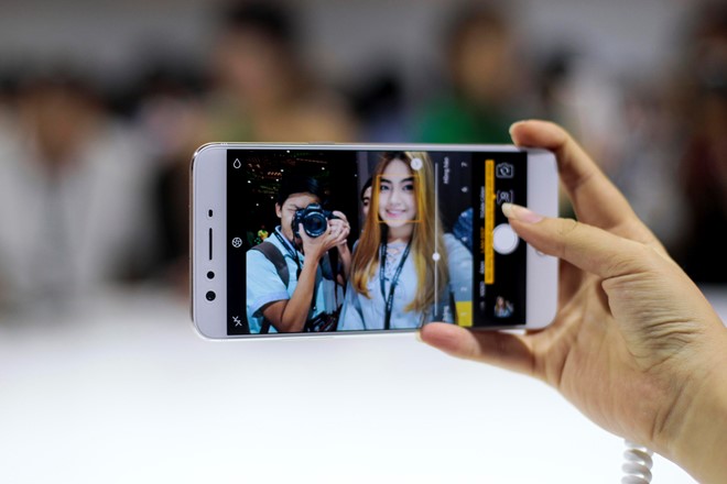 Oppo F3 Plus chốt gi&aacute; 10,69 triệu đồng c&oacute; g&igrave; hay