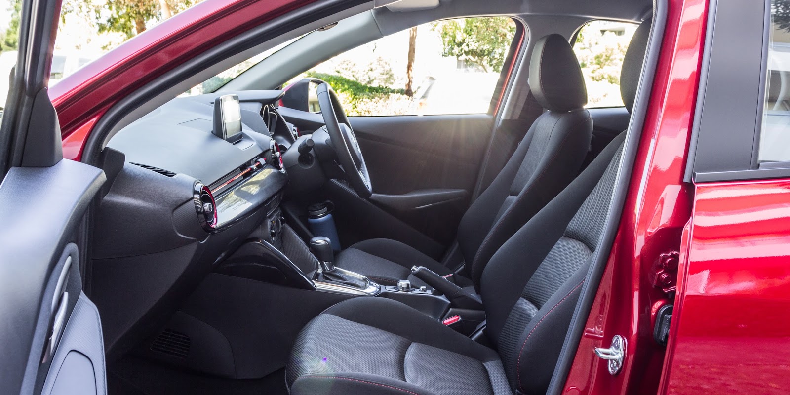 Mazda 2 ch&iacute;nh l&agrave; chiếc &ocirc; t&ocirc; gi&aacute; rẻ b&aacute;n chạy nhất của Mazda