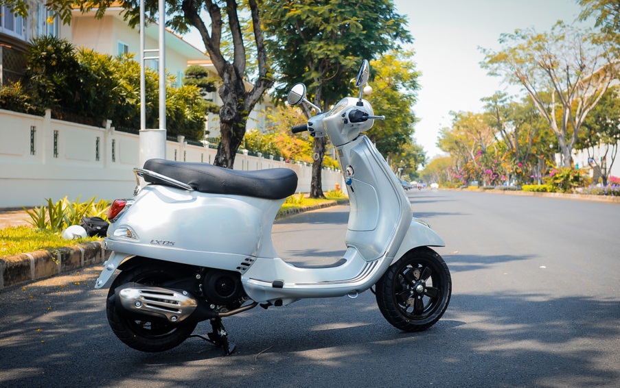 So s&aacute;nh hai chiếc xe tay ga sang chảnh nhất Honda SH v&agrave; Vespa LX 