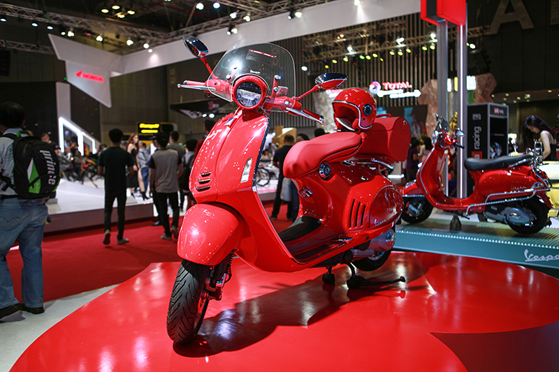 946 Vespa Red 2017 được thiết kế dựa tr&ecirc;n cơ sở phi&ecirc;n bản cũ l&agrave; Piaggio Vespa 946, với bề mặt y&ecirc;n v&agrave; tay l&aacute;i được kh&acirc;u ho&agrave;n to&agrave;n thủ c&ocirc;ng, bọc một lớp da thật m&agrave;u đỏ, h&ograve;a quyện với m&agrave;u th&acirc;n xe, cũng như khung vỏ, ch&acirc;n gương, chỗ để ch&acirc;n, cho tới m&acirc;m xe&hellip; Ảnh: Otoxemay.vn