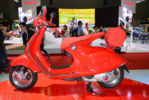Đi k&egrave;m với mỗi chiếc 946 Vespa Red l&agrave; c&aacute;c phụ kiện thời trang s&agrave;nh điệu, cũng to&agrave;n một m&agrave;u đỏ. Ảnh Thanh Ni&ecirc;n