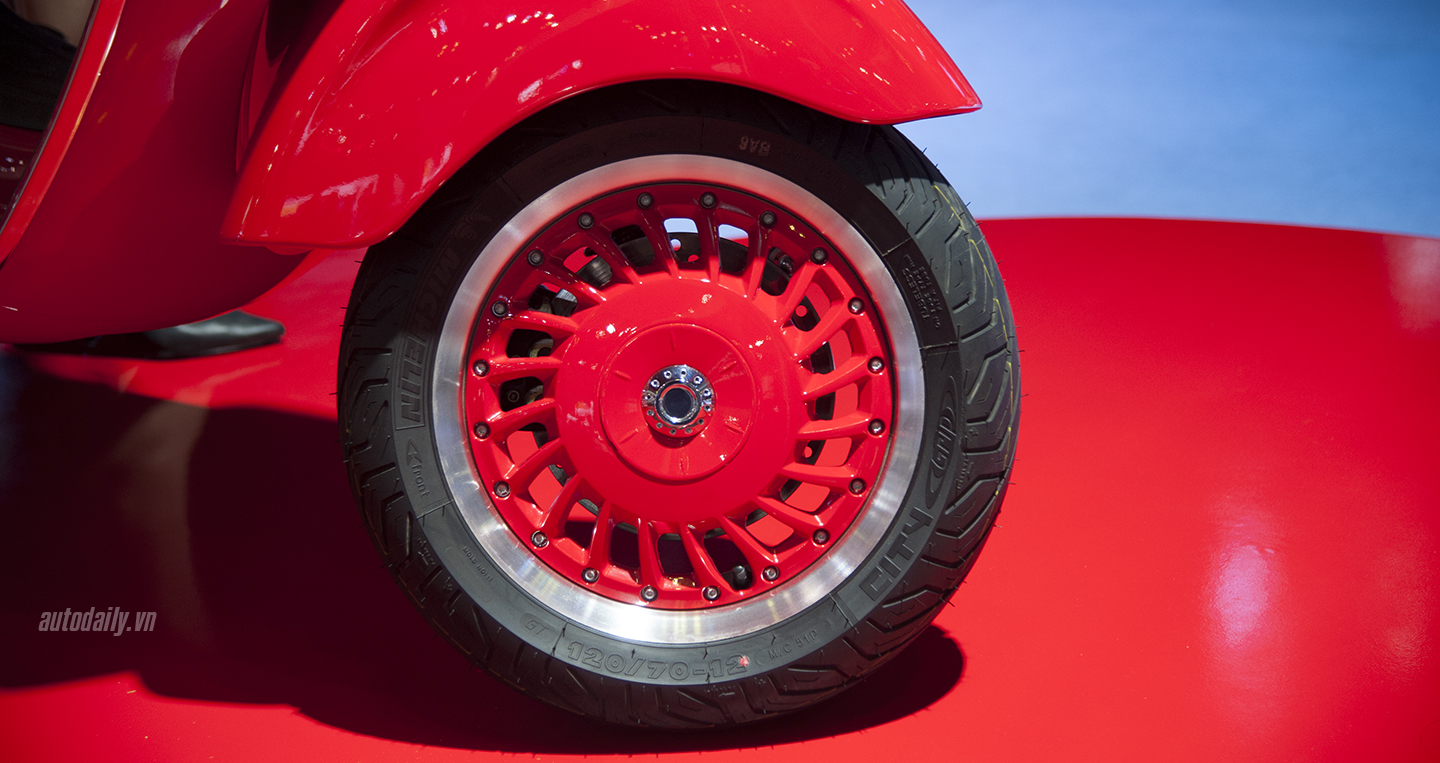 946 Vespa Red l&agrave; mẫu xe được sản xuất bởi sự hợp t&aacute;c của tập đo&agrave;n Piaggio v&agrave; tổ chức từ thiện RED. Ảnh AutoDaily