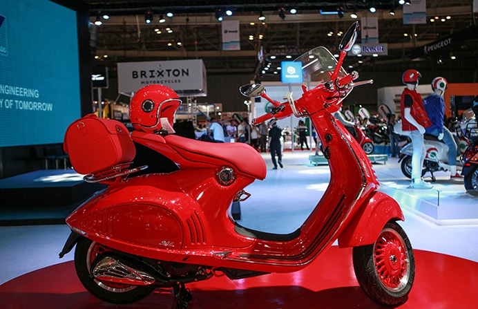 Vespa 946 Red 2017 vừa được ra mắt tại thị trường Việt với gi&aacute; l&ecirc;n tới 238 triệu đồng. Mẫu xe tay ga 125 ph&acirc;n khối n&agrave;y được coi l&agrave; đắt nhất thế giới. Ảnh: Otoxemay.vn