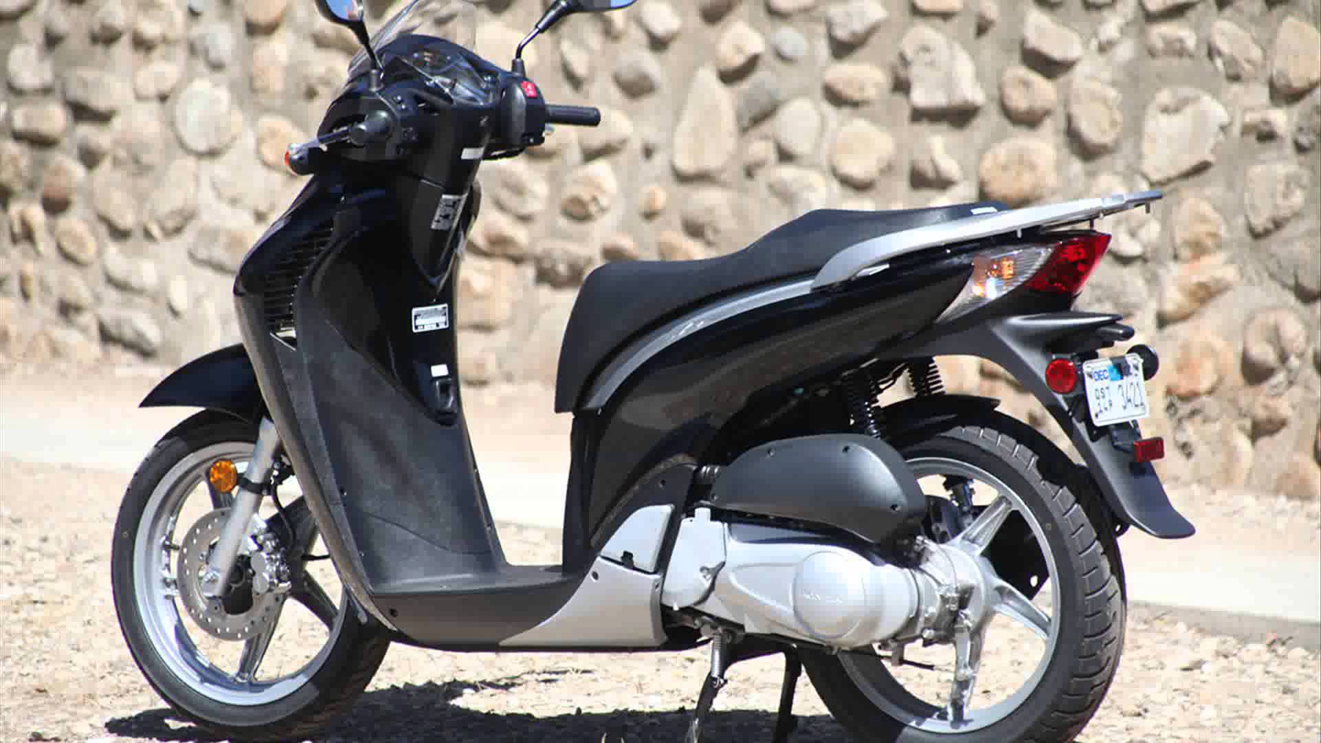 C&oacute; n&ecirc;n mua Honda SH &ndash; chiếc xe đang bị &lsquo;đội&rsquo; gi&aacute; cả chục triệu đồng?