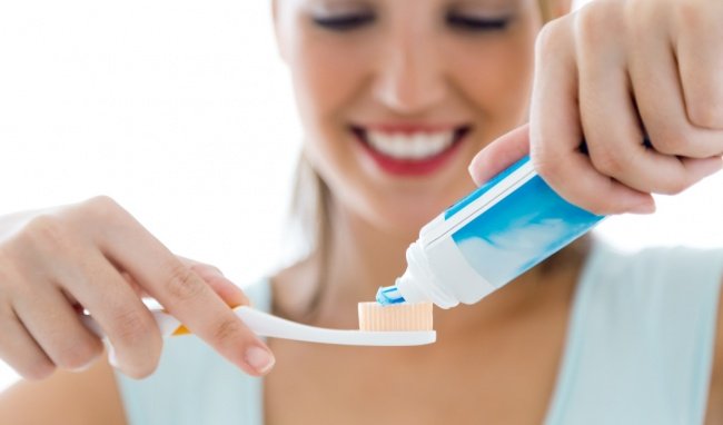 Những th&oacute;i quen nguy hiểm, cần loại bỏ ngay khi đ&aacute;nh răng