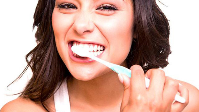 Những th&oacute;i quen nguy hiểm, cần loại bỏ ngay khi đ&aacute;nh răng