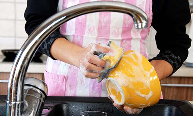 Sai lầm &lsquo;chết người&rsquo; hầu như ai cũng mắc phải khi d&ugrave;ng nước rửa ch&eacute;n