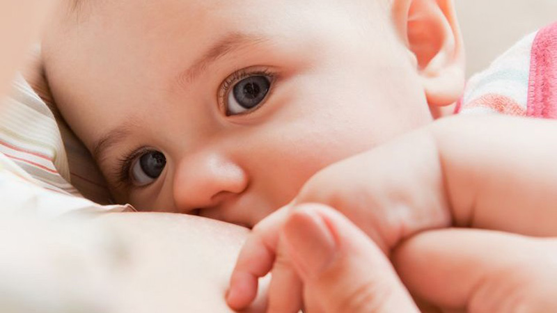 Trẻ bị t&aacute;o b&oacute;n do uống sữa, cha mẹ cần l&agrave;m g&igrave;?