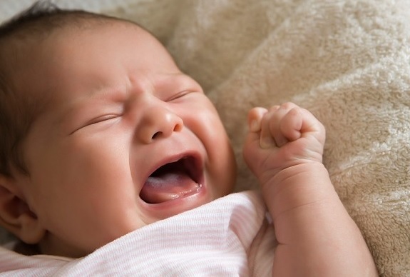 Trẻ bị t&aacute;o b&oacute;n do uống sữa, cha mẹ cần l&agrave;m g&igrave;?