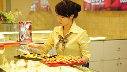 Gi&aacute; v&agrave;ng h&ocirc;m nay ng&agrave;y 25/8: N&iacute;n thở chờ thời cơ