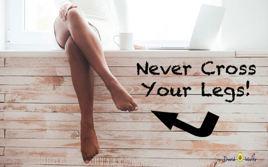 Những t&aacute;c hại kh&ocirc;n lường của kiểu ngồi vắt ch&eacute;o ch&acirc;n