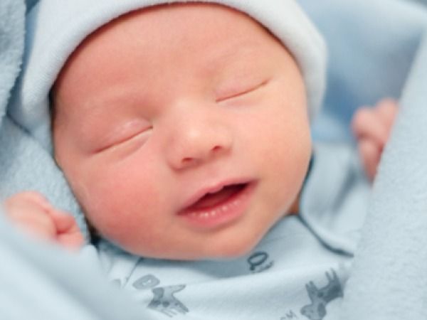 Những phản xạ th&uacute; vị của b&eacute; trong 70 ph&uacute;t đầu ti&ecirc;n ch&agrave;o đời