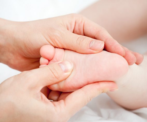 C&aacute;ch massage cho trẻ sơ sinh gi&uacute;p b&eacute; ăn ngon, ngủ tốt