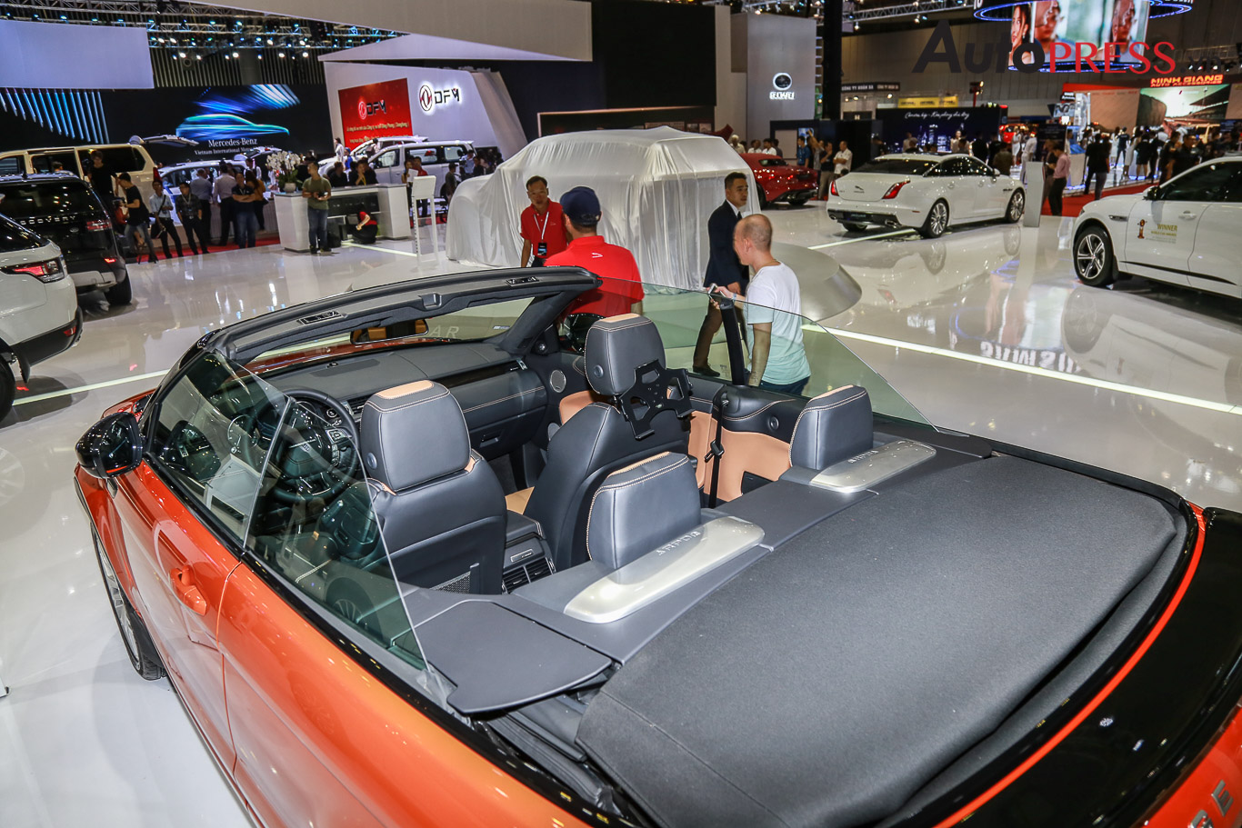 Range Rover Evoque mui gi&aacute; 3,48 tỷ tại Việt Nam c&oacute; g&igrave; hay?