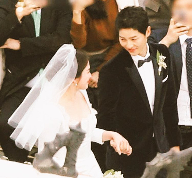 Song Joong Ki đ&atilde; kh&ocirc;ng k&igrave;m n&eacute;n được cảm x&uacute;c hạnh ph&uacute;c tột c&ugrave;ng. 