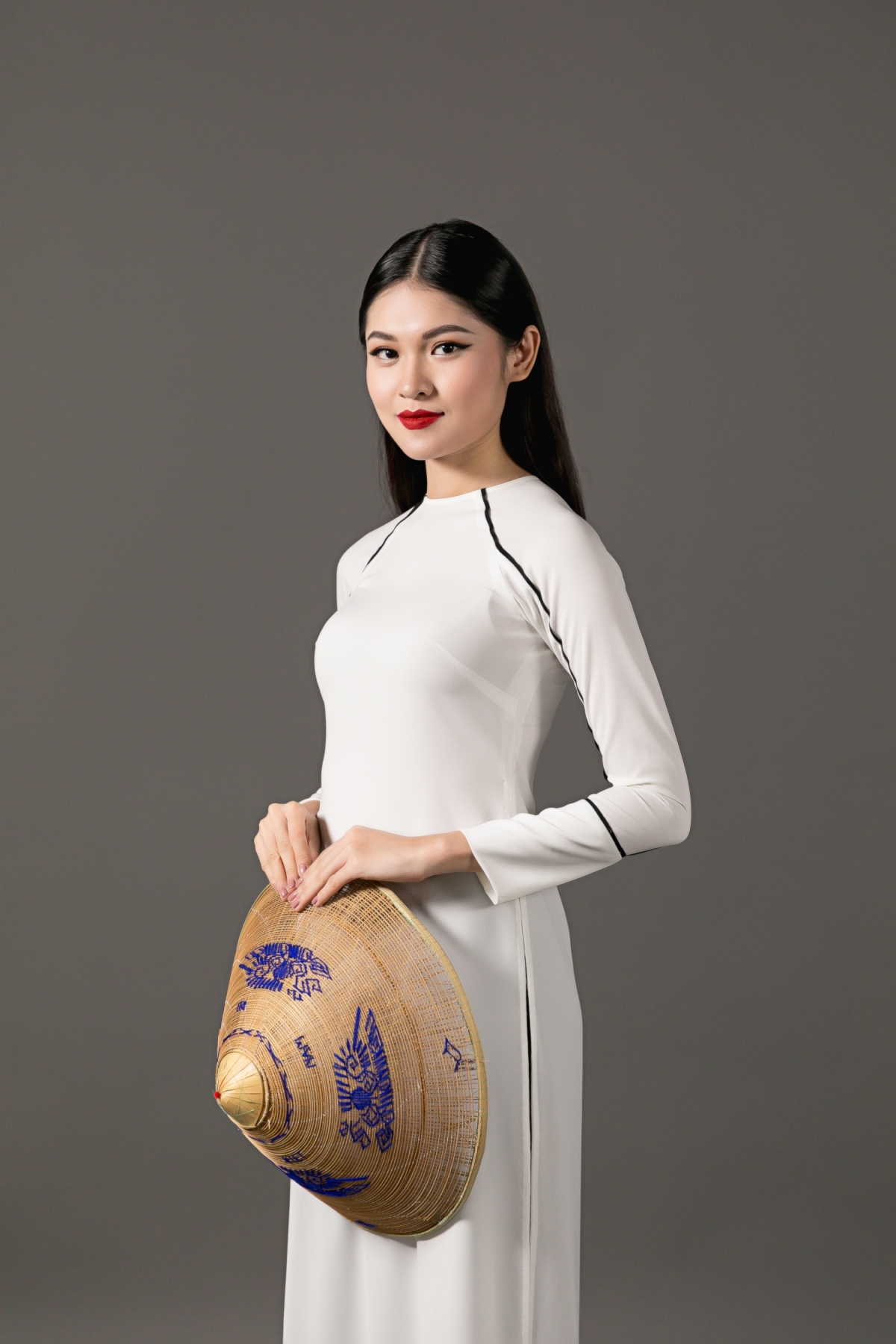 Cận cảnh vẻ đẹp &lsquo;h&uacute;t hồn&rsquo;của Th&ugrave;y Dung tại Miss International 2017