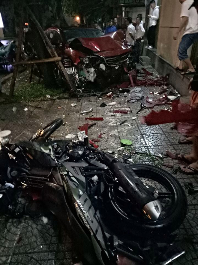 &Ocirc; t&ocirc; &lsquo;đi&ecirc;n&rsquo; g&acirc;y tai nạn li&ecirc;n ho&agrave;n, một thiếu nữ chết thương t&acirc;m