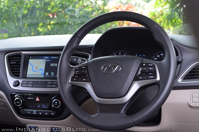 B&aacute;n &lsquo;chạy như t&ocirc;m tươi&rsquo;, xe si&ecirc;u rẻ Hyundai Verna 2017 bất ngờ tăng gi&aacute;