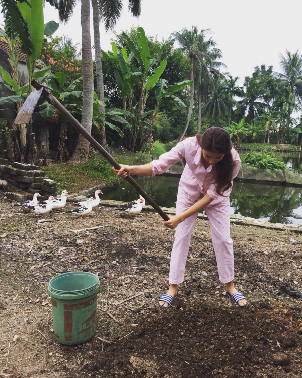 Phạm Hương đi dép lê cặm cụi cuốc đất khiến nhiều người bất ngờ
