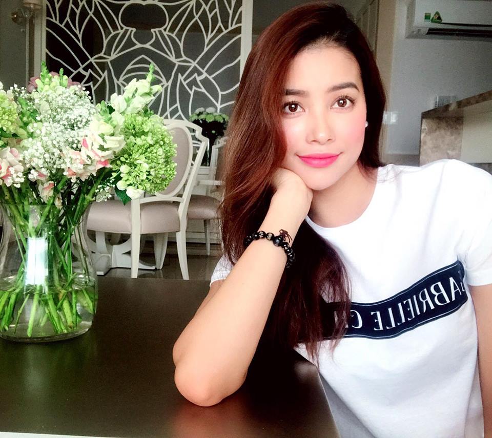 Phạm Hương đi dép lê cặm cụi cuốc đất khiến nhiều người bất ngờ