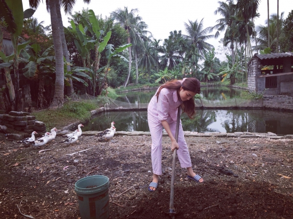Phạm Hương đi dép lê cặm cụi cuốc đất khiến nhiều người bất ngờ
