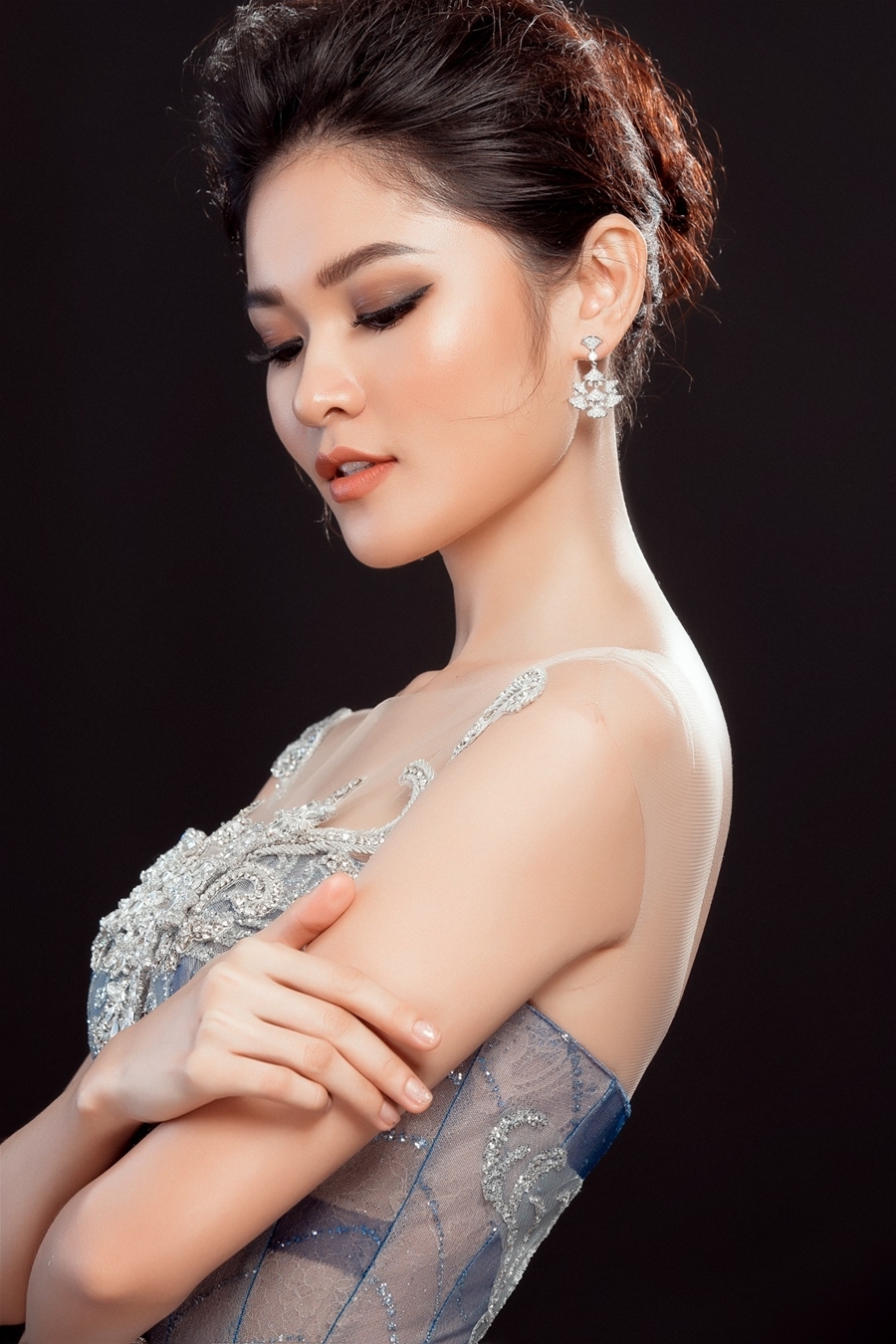 Khi kho&aacute;c l&ecirc;n người chiếc đầm, Th&ugrave;y Dung lấp l&aacute;nh, tỏa s&aacute;ng như tia nắng chiếu rọi v&agrave;o