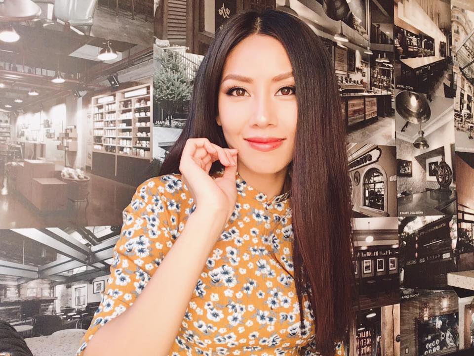 Nguyễn Thị Loan th&acirc;n thiết với quản l&yacute; th&iacute; sinh của Miss Universe 2017