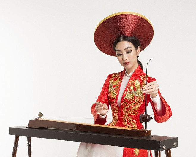 Chuy&ecirc;n gia sắc đẹp Alvin Seberato d&agrave;nh nhiều lời nhận x&eacute;t tốt cho Mỹ Linh ở phần thi 'Thử th&aacute;ch đối đầu'. 