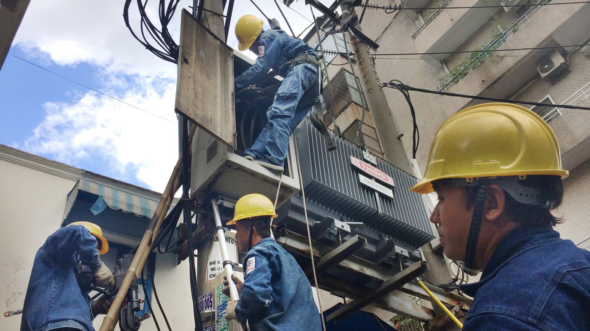Tiết lộ l&yacute; do EVN l&atilde;i khủng vẫn tăng gi&aacute; điện v&agrave;o cuối năm
