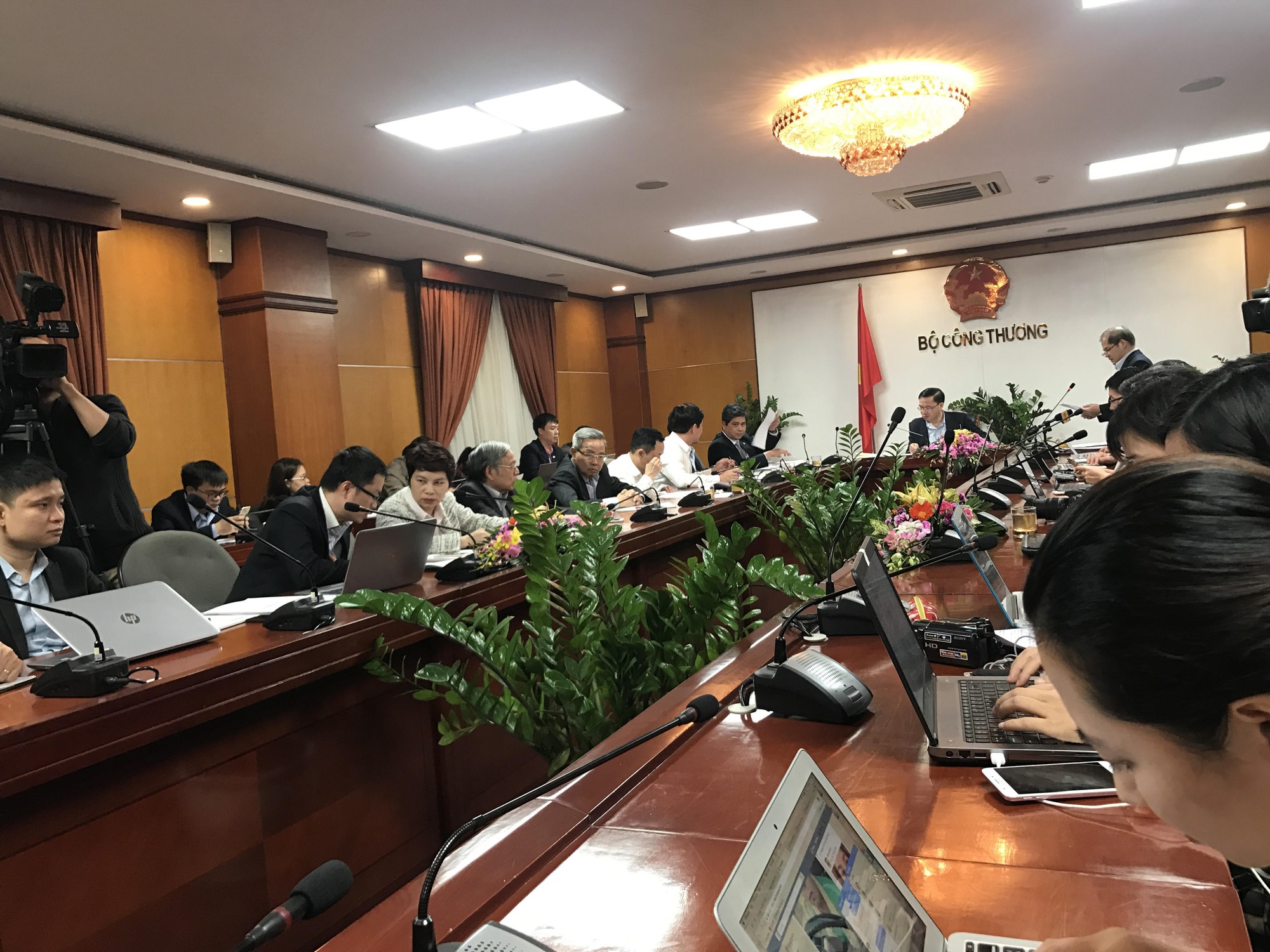 Tiết lộ l&yacute; do EVN l&atilde;i khủng vẫn tăng gi&aacute; điện v&agrave;o cuối năm