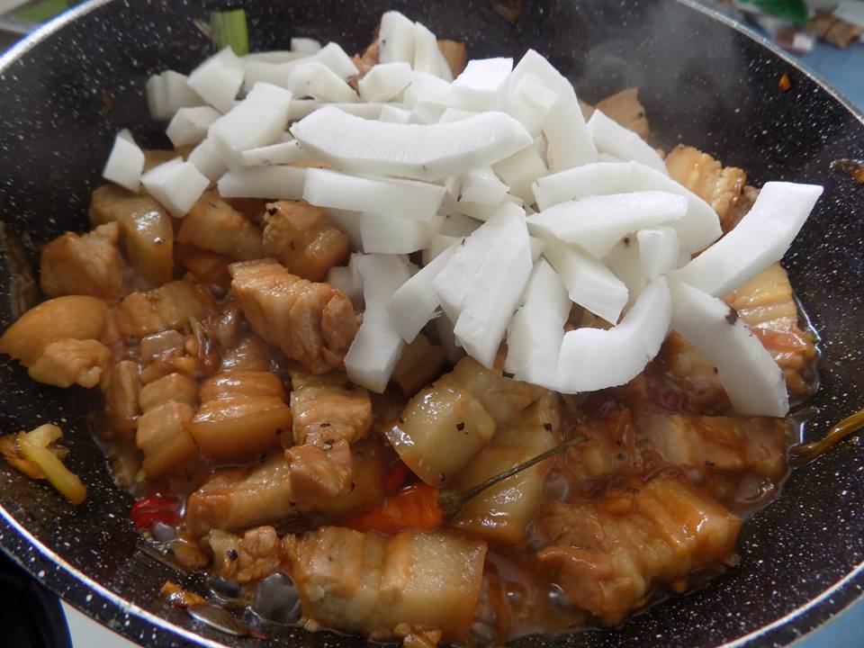 C&aacute;ch l&agrave;m thịt kho dừa đậm đ&agrave; ngon cơm