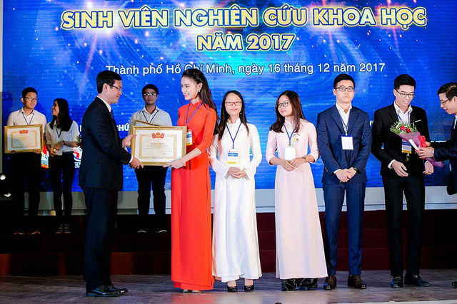 &lsquo;C&ocirc; g&aacute;i v&agrave;ng&rsquo; Hoa hậu Việt Nam gi&agrave;nh giải Nhất sinh vi&ecirc;n nghi&ecirc;n cứu khoa học