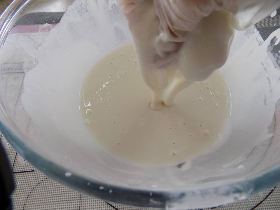 B&aacute;nh b&ograve; cốt dừa được rất nhiều người y&ecirc;u th&iacute;ch bởi thơm ngon, dễ ăn. 